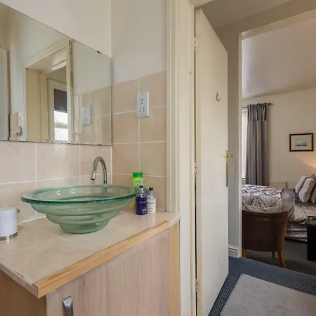 Crossways Hotel 2*