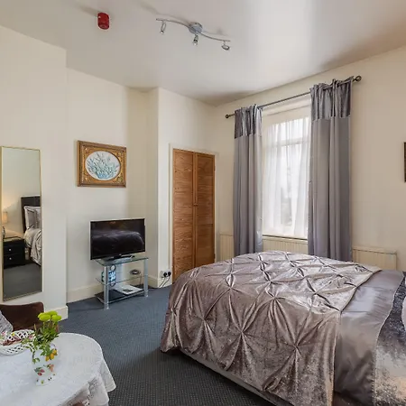 Crossways Hotel 2*